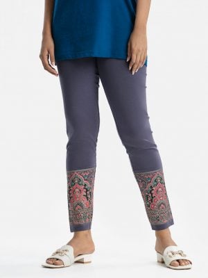 Women's leggings in cotton knit fabric. Concealed elastication on the waistline and print at the hemline.