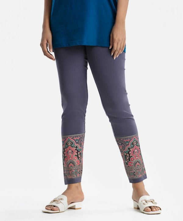 Women's leggings in cotton knit fabric. Concealed elastication on the waistline and print at the hemline.