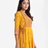 Printed frock-style tunic in georgette fabric. Round neck, three-quarter sleeved. Karchupi and tassel tie at the front.