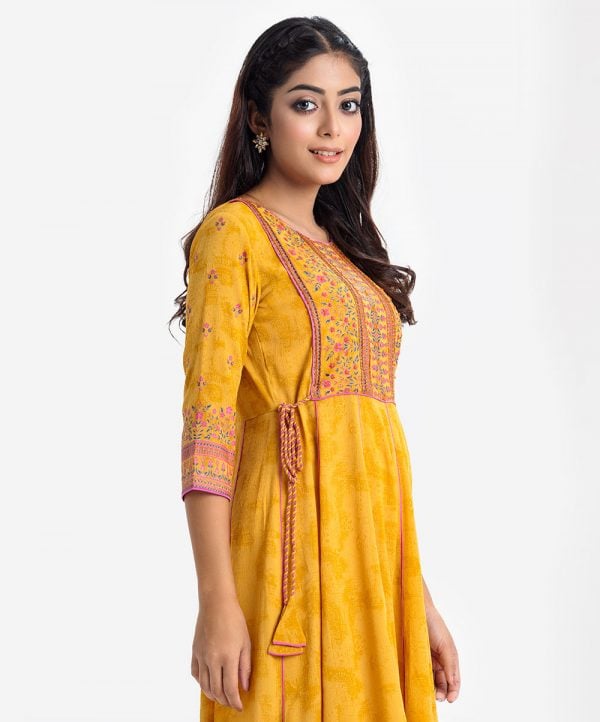 Printed frock-style tunic in georgette fabric. Round neck, three-quarter sleeved. Karchupi and tassel tie at the front.