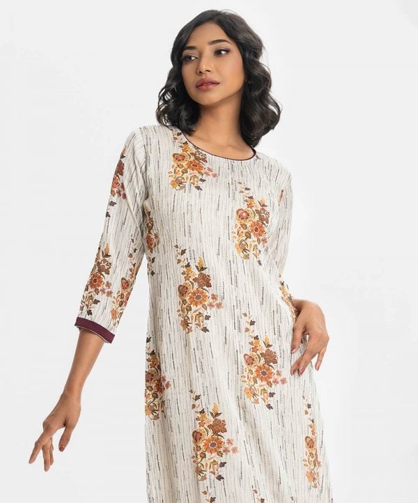 Printed straight kameez in crepe fabric. Round neck, three-quarter sleeved and karchupi at the front.