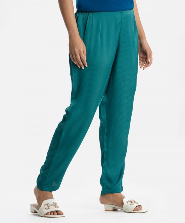 Women's palazzo in textured crepe fabric. Concealed elasticated waistline.