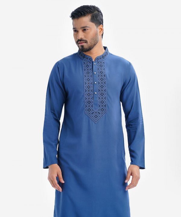 Men's semi-fitted panjabi in cotton fabric.Mandarin collar and inseam pockets. Embroidery at the front.
