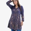 Women's printed short tunic in crepe fabric. Long sleeve, v-neck and slit at the front.