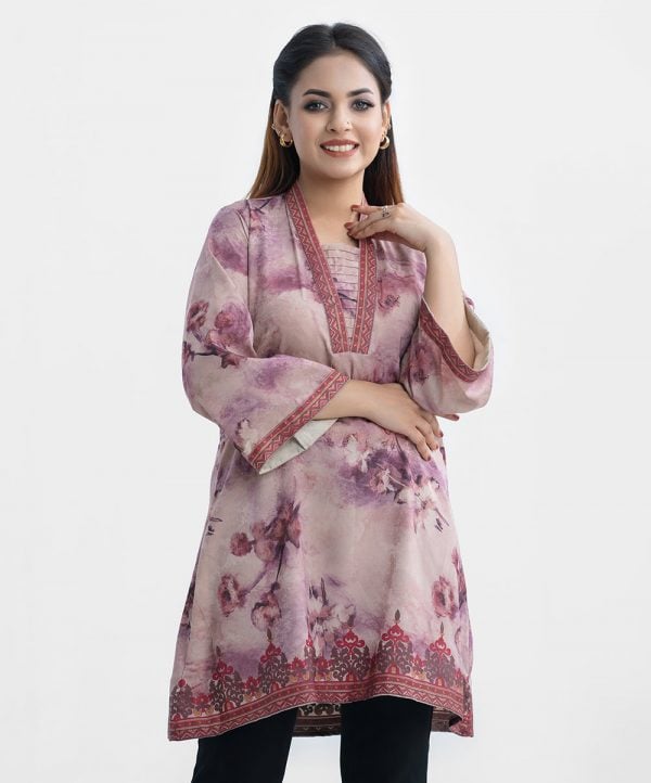 Printed A-line tunic in jacquard fabric. V-neck with attached patch and bell sleeved.