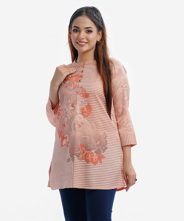 Printed A-line short tunic in crepe fabric. Stand collar, three-quarter sleeved and karchupi at the front.