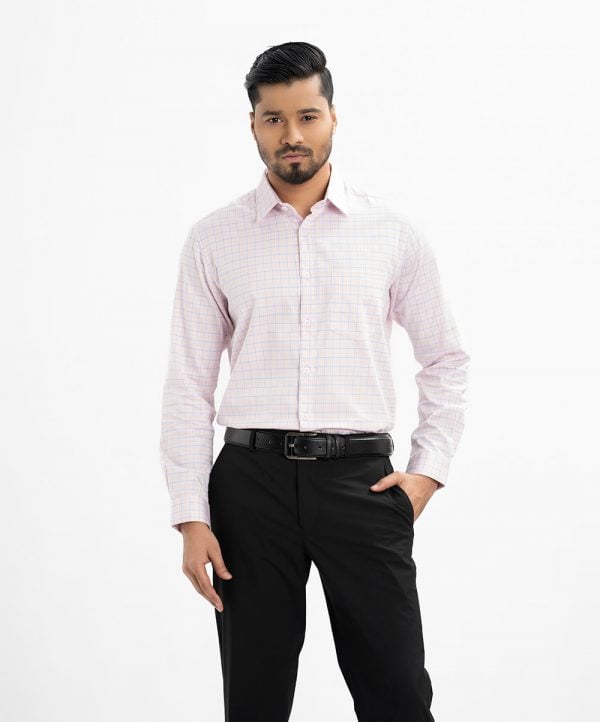 Men's long-sleeved formal shirt in cotton check fabric. Classic collar. A chest pocket with adjustable buttons at the cuffs.