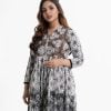 Printed A-line tunic in viscose fabric. Stand collar, three-quarter sleeved. Gathered at the waistline and embroidery at the front.