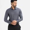 Men's slim fit business formal shirt in cotton blended fabric.Classic collar and long sleeves with adjustable button cuff.