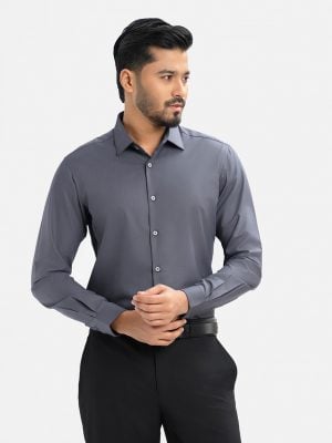 Men's slim fit business formal shirt in cotton blended fabric.Classic collar and long sleeves with adjustable button cuff.