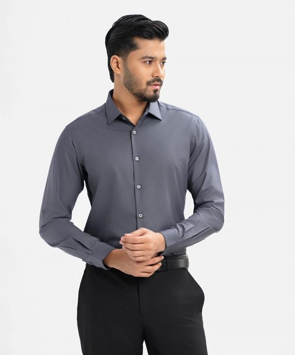 Men's slim fit business formal shirt in cotton blended fabric.Classic collar and long sleeves with adjustable button cuff.