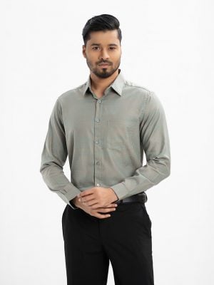 Men's printed long-sleeved formal shirt in cotton jacquard fabric. Classic collar with a chest pocket. Adjustable buttons at the cuffs.