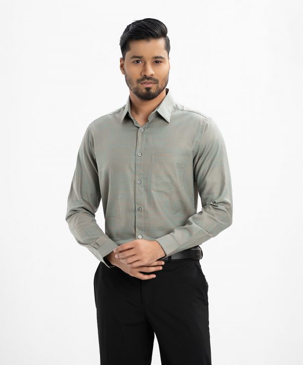 Men's printed long-sleeved formal shirt in cotton jacquard fabric. Classic collar with a chest pocket. Adjustable buttons at the cuffs.