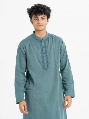 Men's semi-fitted panjabi in cotton fabric.Mandarin collar and inseam pockets. Karchupi and embroidery at the front.