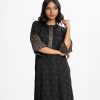 Printed straight kameez in crepe fabric. Round neck and bell-sleeved. Karchupi at the front.