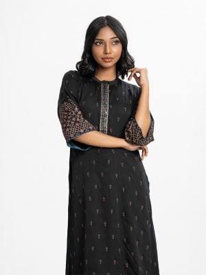 Printed straight kameez in crepe fabric. Round neck and bell-sleeved. Karchupi at the front.