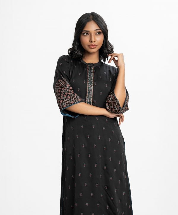 Printed straight kameez in crepe fabric. Round neck and bell-sleeved. Karchupi at the front.