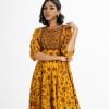 Printed A-line kameez in viscose fabric. Round neck, puff-sleeved. Karchupi at the front and gathered at the waistline.
