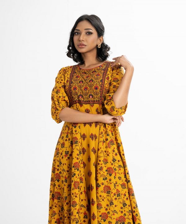Printed A-line kameez in viscose fabric. Round neck, puff-sleeved. Karchupi at the front and gathered at the waistline.