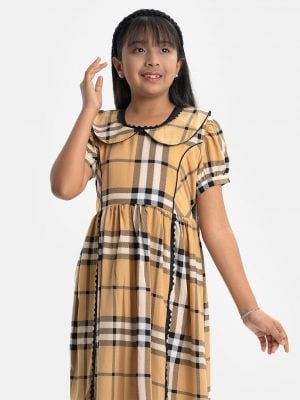 Kid's girl burberry check frock in georgette fabric. Baby collar, puff-sleeved. princess cut at the front and gathered at the waistline with waist belt.
