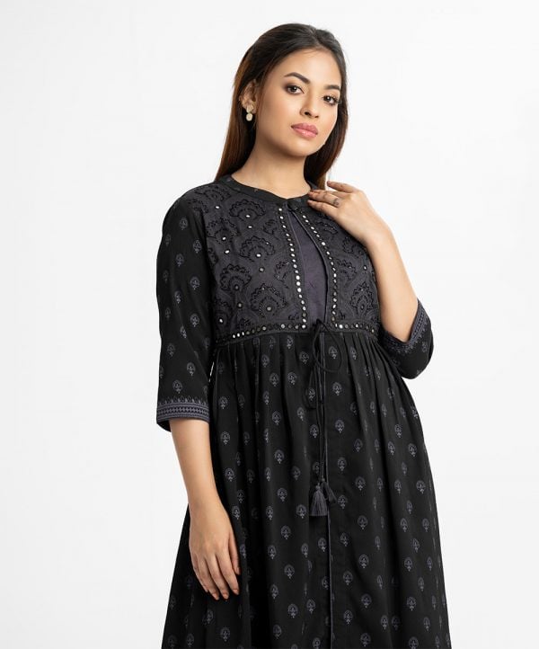 Women's shrug style long tunic in printed georgette fabric. Stand collar, three-quarter sleeves. Karchupi at front.