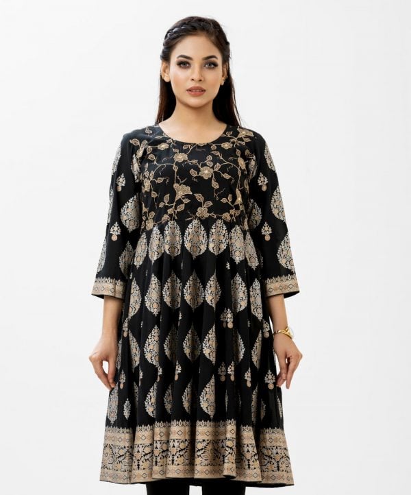 Women's paneled style long tunic in georgette fabric. Round neck, three quarter sleeves and embroidery at front.