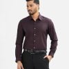 Men's slim fit business formal shirt in cotton blended fabric.Classic collar and long sleeves with adjustable button cuff.