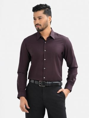 Men's slim fit business formal shirt in cotton blended fabric.Classic collar and long sleeves with adjustable button cuff.