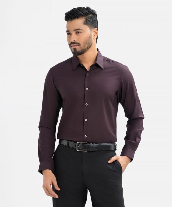 Men's slim fit business formal shirt in cotton blended fabric.Classic collar and long sleeves with adjustable button cuff.