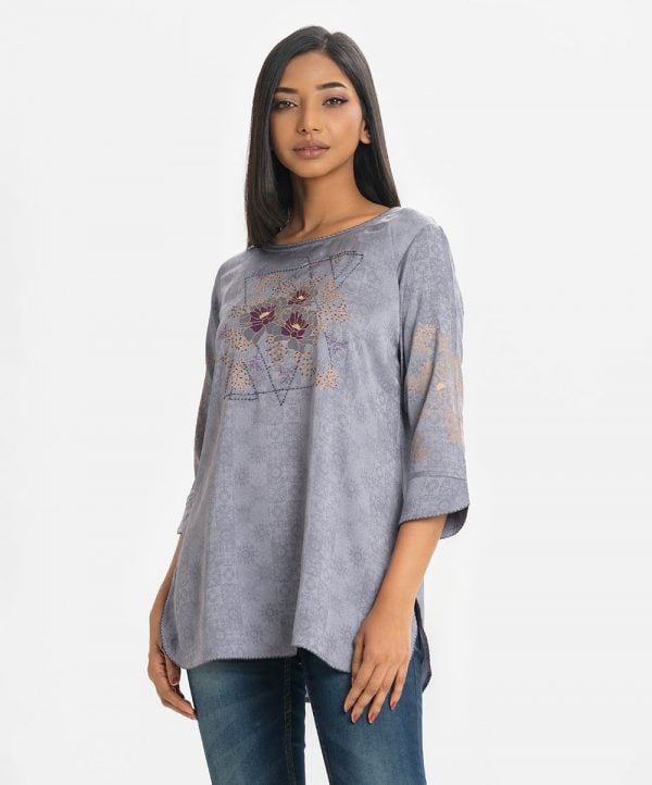 Printed A-line short tunic in crepe fabric. Long sleeves, Round neck and karchupi at the front.