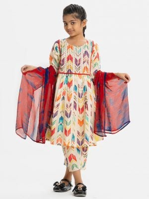 Kid girls salwar kameez in cotton fabric. Stand collar, three-quarter sleeved and karchupi at the front. Complemented with pants and chiffon dupatta.