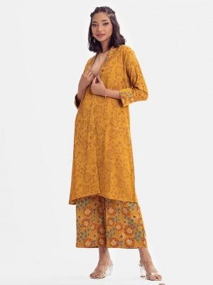 Printed lapel collar with karchupi top-bottom set abaya in crepe fabric., Long sleeves, a button fastening at the front top and palazzo pant.
