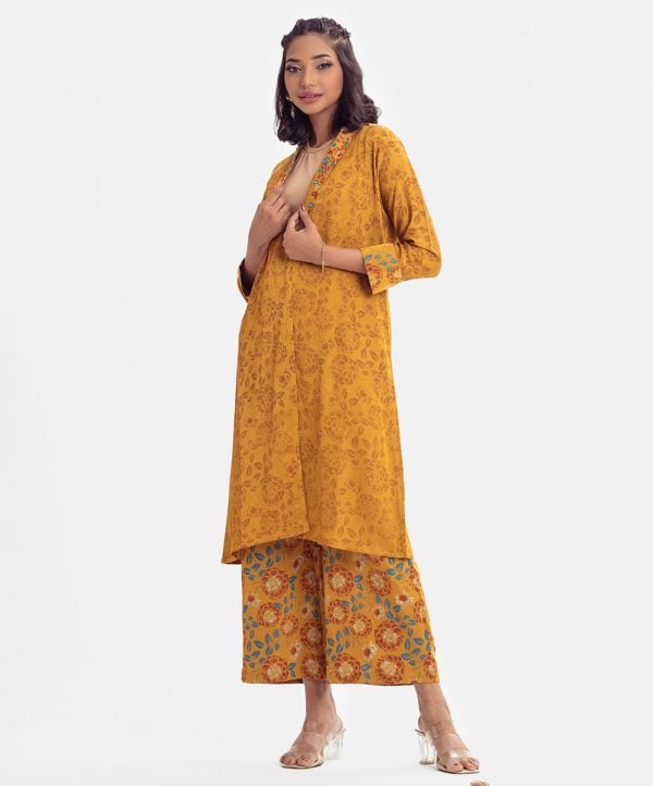 Printed lapel collar with karchupi top-bottom set abaya in crepe fabric., Long sleeves, a button fastening at the front top and palazzo pant.