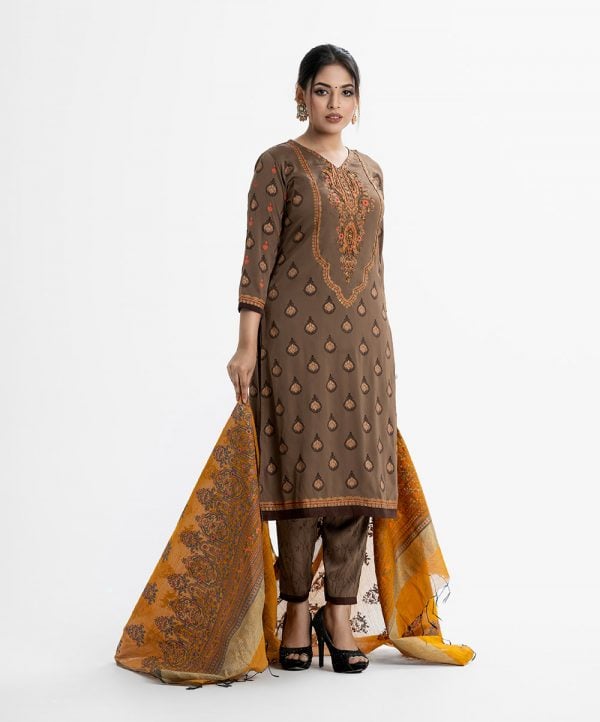 Women's salwar kameez in joom fabric. V-neck, three-quarter sleeved and karchupi at the front. Completed with pants and half-silk dupatta.