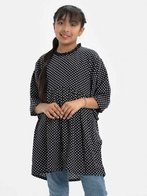 Kid girls polka dot printed short tunic in georgette fabric. Round neck with attached lace, batwings sleeved and gathered at the waistline.