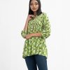 Women's leaf-printed A-line top in viscose fabric. Stand collar, kimono sleeves. Smoky design at the front.