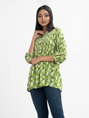 Women's leaf-printed A-line top in viscose fabric. Stand collar, kimono sleeves. Smoky design at the front.