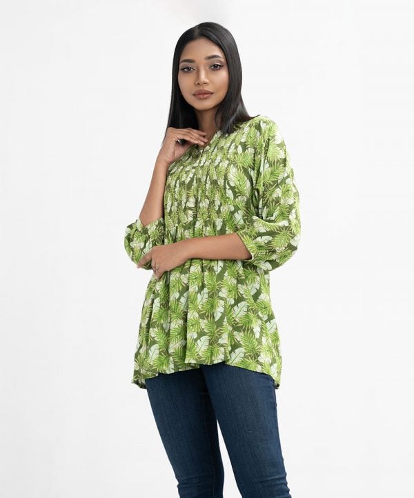 Women's leaf-printed A-line top in viscose fabric. Stand collar, kimono sleeves. Smoky design at the front.