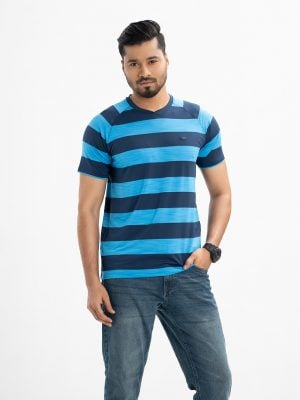Athleisures round neck T-shirt in stretchable mercerised knit fabric. Short sleeves.