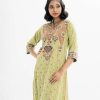 Women's straight printed kameez in zoom fabric. V-neck, three-quarter sleeves. Embroidery at front.