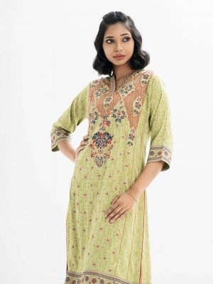 Women's straight printed kameez in zoom fabric. V-neck, three-quarter sleeves. Embroidery at front.