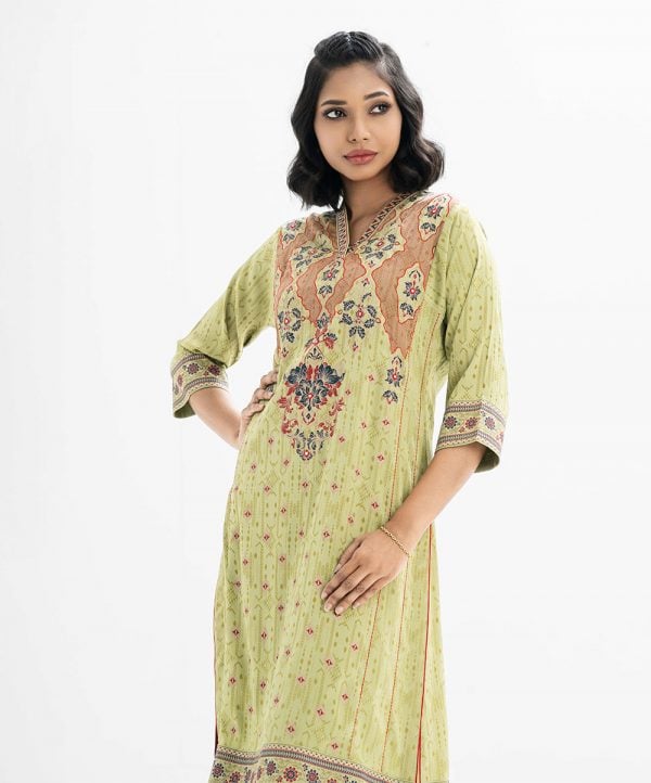 Women's straight printed kameez in zoom fabric. V-neck, three-quarter sleeves. Embroidery at front.