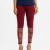 Teen girls printed leggings in cotton knit fabric. Concealed elasticated on the waistline.