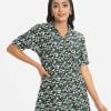 Printed A-line tunic in cotton fabric. Classic collar, Short-sleeve with roll-up. Button fastening and slit at the front.