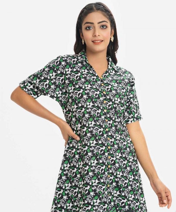Printed A-line tunic in cotton fabric. Classic collar, Short-sleeve with roll-up. Button fastening and slit at the front.