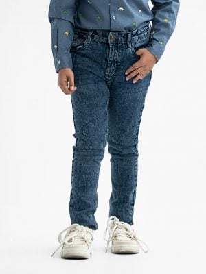 Kid boys long pant in denim fabric. Five pockets and a zipper fly with a metal button.
