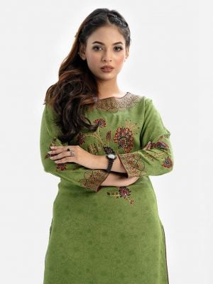 Printed straight kameez in crepe fabric. Boat neck, three-quarter sleeved and karchupi at the front.