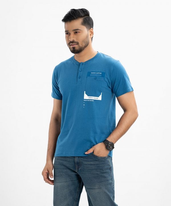 Men's henley T-shirt in cotton single jersey fabric. Rounded scoop neckline with front button fastening and short sleeves. Single chest pocket with print detail.