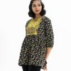 Women's floral printed A-line tunic in faille fabric. Round neck, three-quarter sleeves. Karchupi at the front.