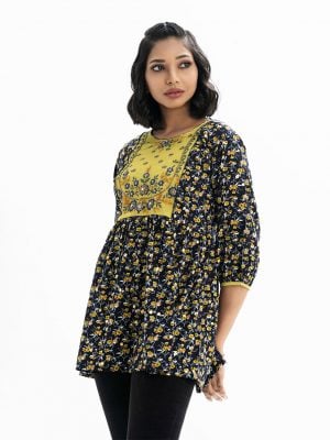 Women's floral printed A-line tunic in faille fabric. Round neck, three-quarter sleeves. Karchupi at the front.